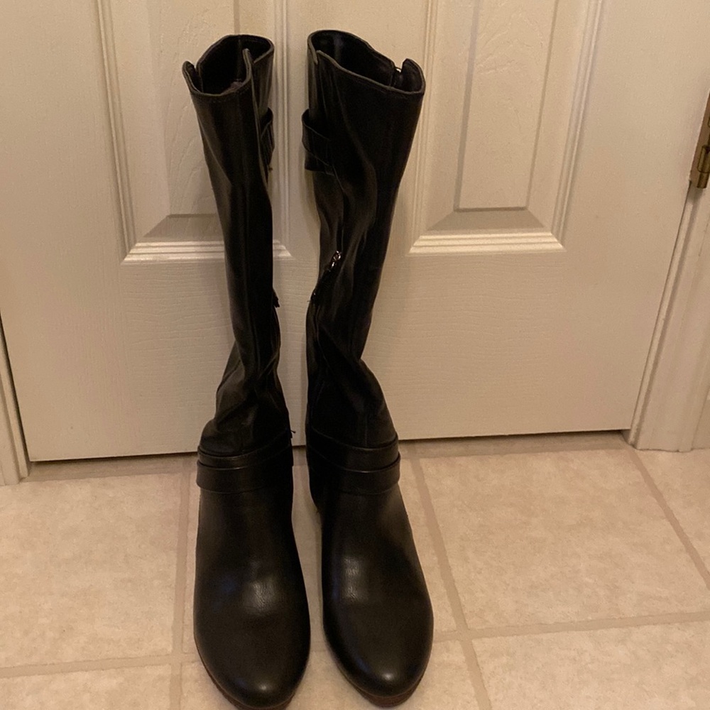Black wedge boots